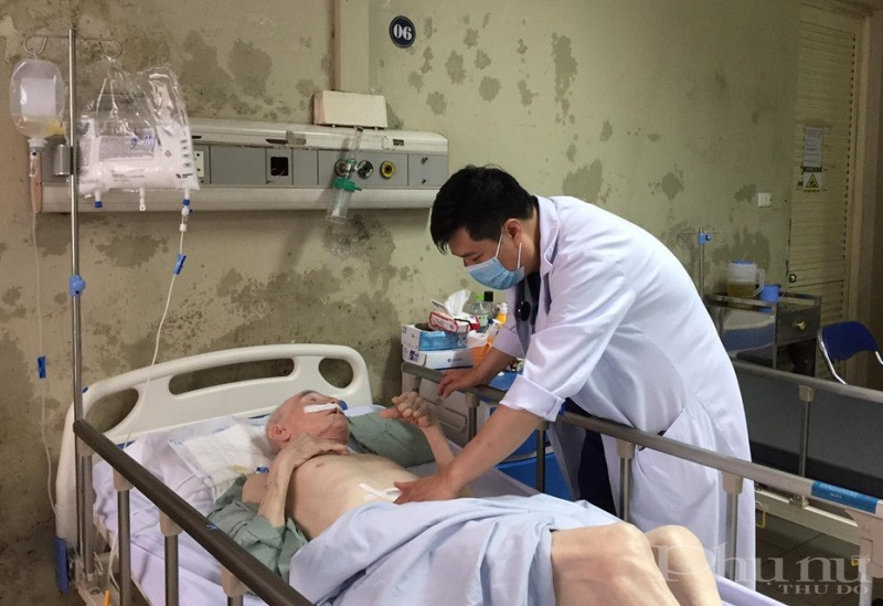 Bác sĩ BV Hữu Nghị Việt Xô thăm khám cho bện nhân.