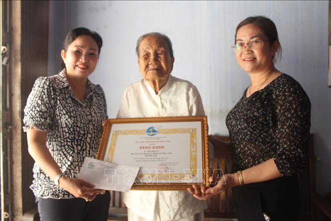 Bà Trần Thị Lan Phương (đầu tiên, bên trái) trao Bằng khen của Hội Liên hiệp Phụ nữ Việt Nam cho cụ bà Trần Thị Lén. Bà Trần Thị Lan Phương (đầu tiên, bên trái) trao Bằng khen của Hội Liên hiệp Phụ nữ Việt Nam cho cụ bà Trần Thị Lén.