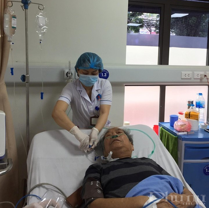 Nữ điều dưỡng tại BV Hữu Nghị chăm sóc cho bệnh nhân. Nữ điều dưỡng tại BV Hữu Nghị chăm sóc cho bệnh nhân.