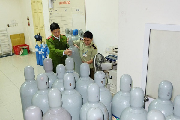 Lực lượng chức năng của Hà Nội thu giữ gần 40 bình khí cười không rõ nguồn gốc tập kết tại khu vực phố cổ