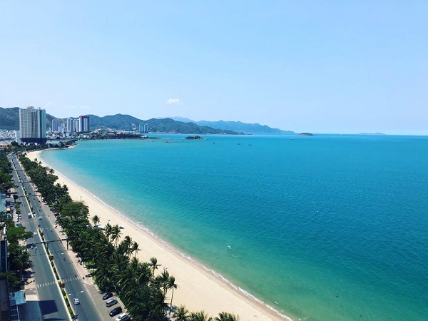 Nha Trang với dải bờ biển thơ mộng là địa điểm thu hút khách du lịch trong nước