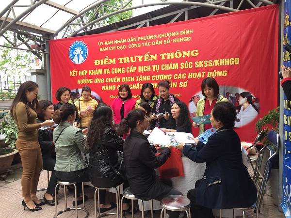 Truyền thông kết hợp khám và cung cấp dịch vụ chăm sóc SKSS/KHHGĐ cho người dân Truyền thông kết hợp khám và cung cấp dịch vụ chăm sóc SKSS/KHHGĐ cho người dân