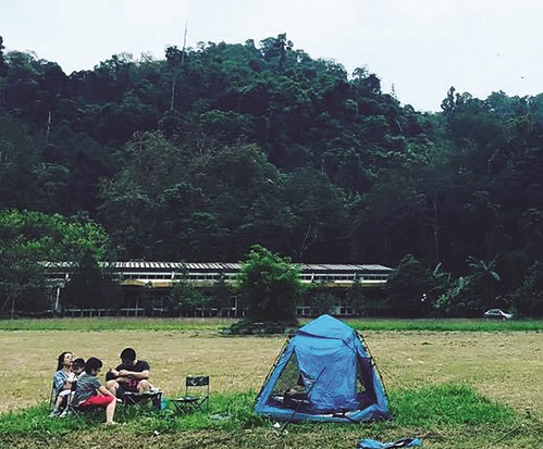 Bãi cỏ rộng lớn ở xóm Bống thích hợp để cắm trại và ngắm đom đóm khi về đêm