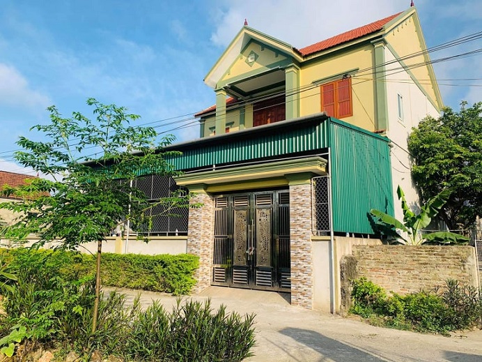 Căn nhà nơi phát hiện bé K. tử vong bất thường khóa kín cửa cổng bằng nhiều ổ khóa. Căn nhà nơi phát hiện bé K. tử vong bất thường khóa kín cửa cổng bằng nhiều ổ khóa.