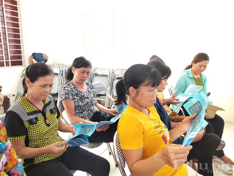 Trước tình hình dịch Covid- 19 đang ảnh hưởng trực tiếp đến cuộc sống của phụ nữ và nhân dận Hội LHPN Hà Nội và tổ chức Plan tặng khẩu trang, xà phòng và tờ rơi về tác động của dịch Covid-19 Trước tình hình dịch Covid- 19 đang ảnh hưởng trực tiếp đến cuộc sống của phụ nữ và nhân dận Hội LHPN Hà Nội và tổ chức Plan tặng khẩu trang, xà phòng và tờ rơi về tác động của dịch Covid-19