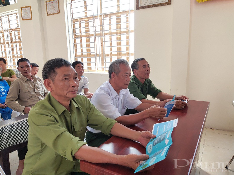 Người dân tham gia buổi bàn giao sân chơi  an toàn thân thiện và đồng thời được Hội PN phát tờ rơi về phòng chống dịch Covid- 19 Người dân tham gia buổi bàn giao sân chơi  an toàn thân thiện và đồng thời được Hội PN phát tờ rơi về phòng chống dịch Covid- 19