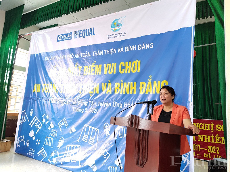 Bà Nguyễn Thị Thu Thủy- Phó Chủ tịch Thường trực Hội LHPN Hà Nội phát biểu tại thôn Khả Lạc xã Đồng Tân Bà Nguyễn Thị Thu Thủy- Phó Chủ tịch Thường trực Hội LHPN Hà Nội phát biểu tại thôn Khả Lạc xã Đồng Tân