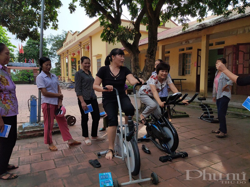 Hội LHPN huyện, xã cùng chính quyền địa phương đã vận động xã hội hóa đóng góp nguồn công sức, tiền mặt… lắp đặt và sơn các thiết bị do nhà tài trợ bàn giao đồng thời lắp đặt thêm các thiết bị thể dục thể thao cho cả trẻ em và người lớn tại thôn Khả Lạc xã Đồng Tân Hội LHPN huyện, xã cùng chính quyền địa phương đã vận động xã hội hóa đóng góp nguồn công sức, tiền mặt… lắp đặt và sơn các thiết bị do nhà tài trợ bàn giao đồng thời lắp đặt thêm các thiết bị thể dục thể thao cho cả trẻ em và người lớn tại thôn Khả Lạc xã Đồng Tân