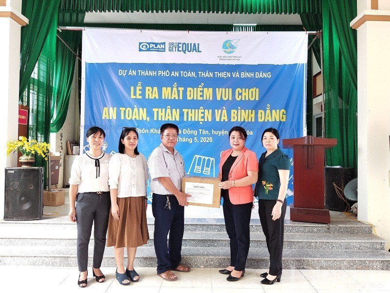 Hội LHPN Hà Nội và tổ chức  Plan trao tặng sách cho đại điện  lãnh đại thôn Khả Lạc, xã Đồng Tân Hội LHPN Hà Nội và tổ chức  Plan trao tặng sách cho đại điện  lãnh đại thôn Khả Lạc, xã Đồng Tân