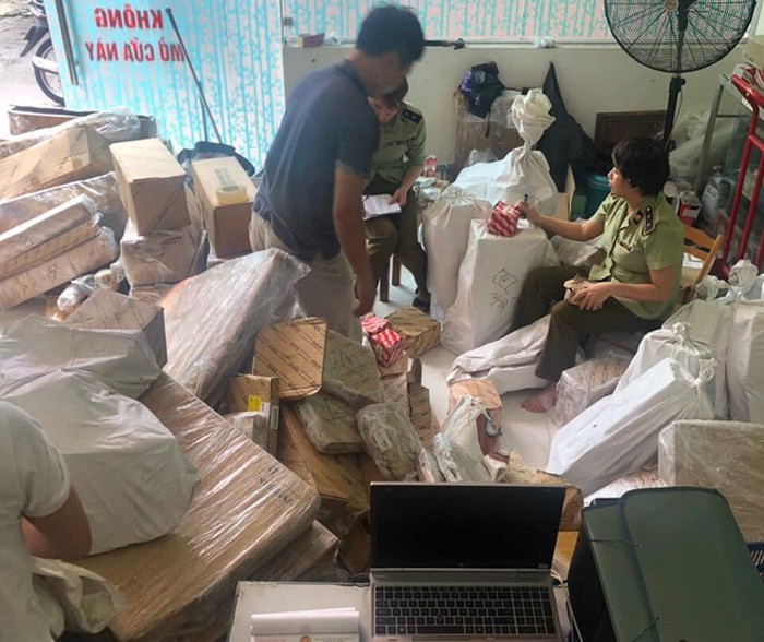 Đoàn kiểm tra tạm giữ số lượng lớn phụ tùng ô tô có dấu hiệu giả