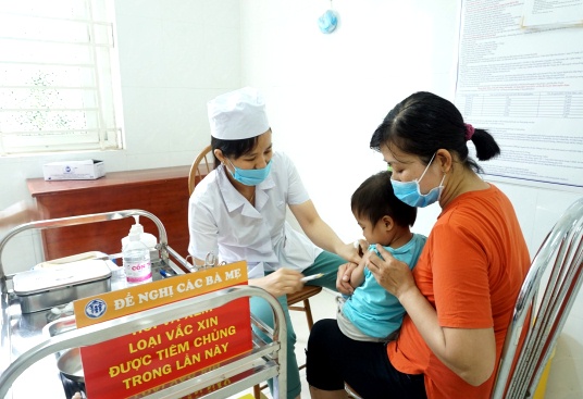 Đảm bảo khoảng cách khi tiêm chủng mở rộng để phòng, chống Covid-19. Ảnh: Thiện Tâm