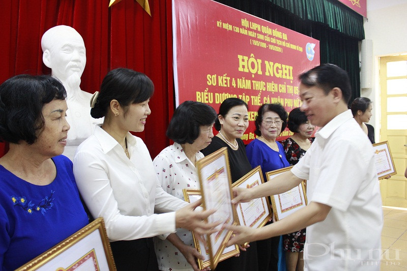 Đồng chí Đoàn Hà- Phó Trưởng ban Dân vận quận ủy trao Giấy khen cho các cá nhân có thành tích xuất sắc trong công tác phòng chống dịch Covid- 19