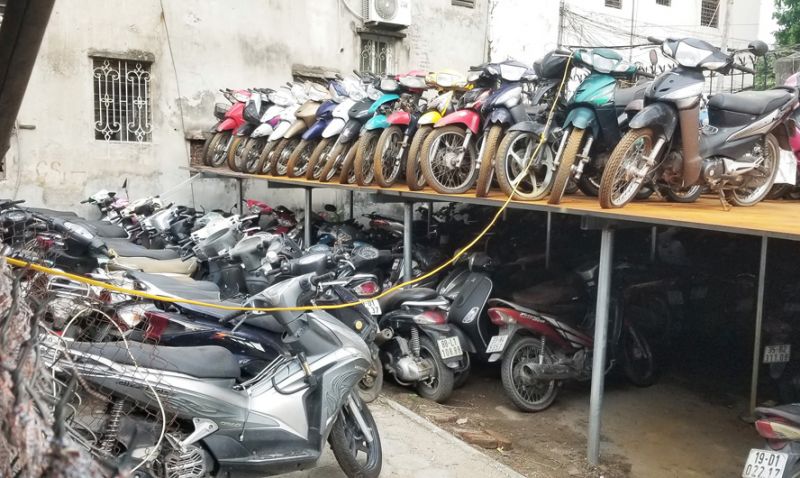 Nhiều phương tiện vi phạm nằm phơi mưa, nắng tại điểm trông giữ xe Hà Cầu (quận Hà Đông).