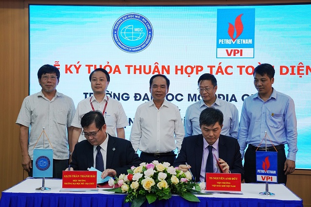 TS. Nguyễn Anh Đức và GS. TS tiến hành ký kết thỏa thuận hợp tác toàn diện.