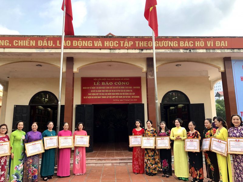 C&aacute;c tập thể, c&aacute; nh&acirc;n nhận khen thưởng th&agrave;nh t&iacute;ch xuất sắc trong ph&ograve;ng, chống dịch Covid-19 v&agrave; trong phong tr&agrave;o 