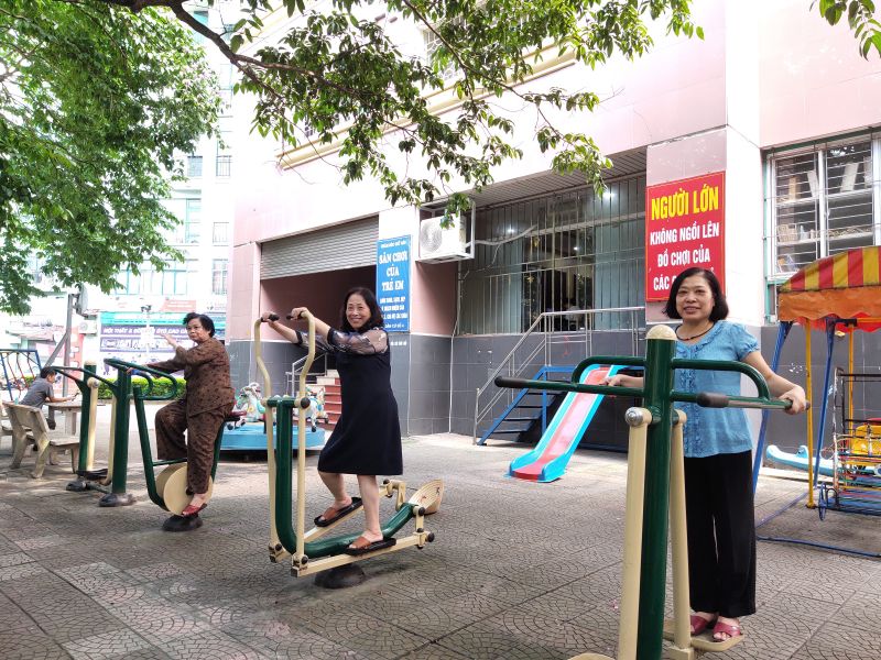 Chi hội phụ nữ các tổ đã cùng người dân cải tạo, thay mới các dụng cụ, trò chơi, tạo không gian cho trẻ em, người già được vui chơi, giải trí, hy vọng trong tương lai phường Dịch Vọng và quận Cầu Giấy sẽ có thêm nhiều công trình, phần việc thiết thực phục vụ nhân dân. Sân chơi không quá rộng nhưng thật đáng quý với người dân nơi đây bởi không gian an toàn, sạch sẽ và đảm bảo mỹ quan đô thị .