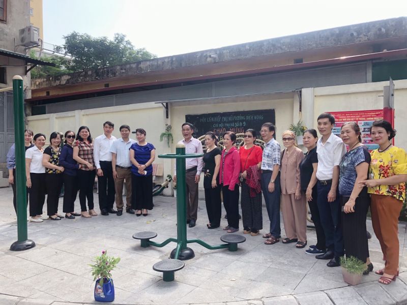 Các đại biểu tham gia buổi nghiệm thu công trình Cải tạo sân chơi khu dân cư số 8-9. Vào các buổi chiều người già, trẻ em tổ dân phố số 2 tham gia tập thể dục, những em nhỏ nô đùa…  Người dân khu phố ai nấy cũng muốn tận dụng không vui chơi lành mạnh và sạch sẽ xanh mát trong lòng đô thị.