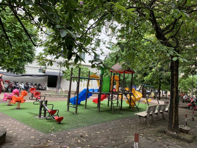 Hiện  nay, với sự tăng trưởng dân số nhanh, trong khi cơ sở vật chất không đáp ứng đủ yêu cầu của người dân, công trình “ Cải tạo sân chơi khu dân cư” của Hội LHPN phường Dịch Vọng là giải pháp có ý nghĩa thiết thực đối với nhu cầu vui chơi của trẻ em, rèn luyện sức khỏe của người dân một cách an toàn, lành mạnh, được người dân tích cực hưởng ứng.