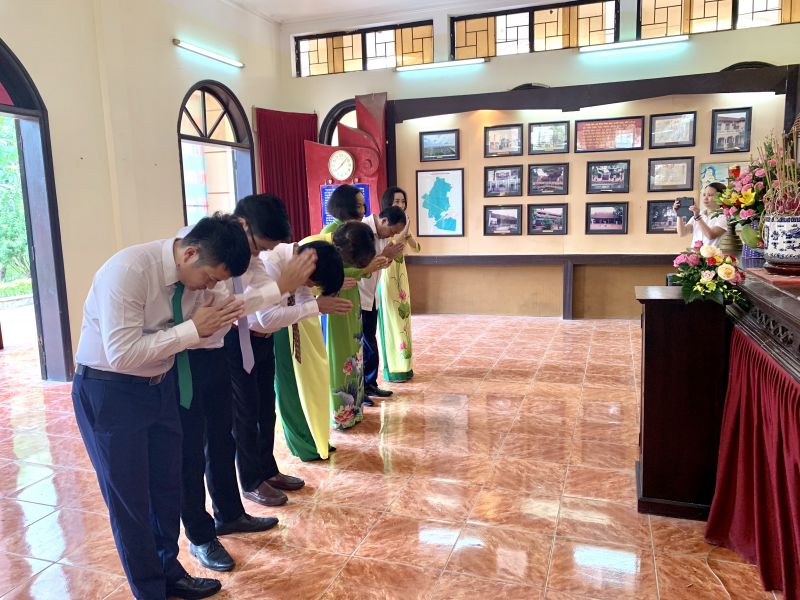 L&atilde;nh đạo th&agrave;nh phố, quận v&agrave; Hội LHPN quận H&agrave; Đ&ocirc;ng d&acirc;ng hương B&aacute;c Hồ tại Nh&agrave; lưu niệm B&aacute;c Hồ