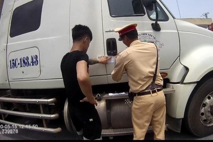 Cảnh sát giao thông tiến hành niêm phong xe