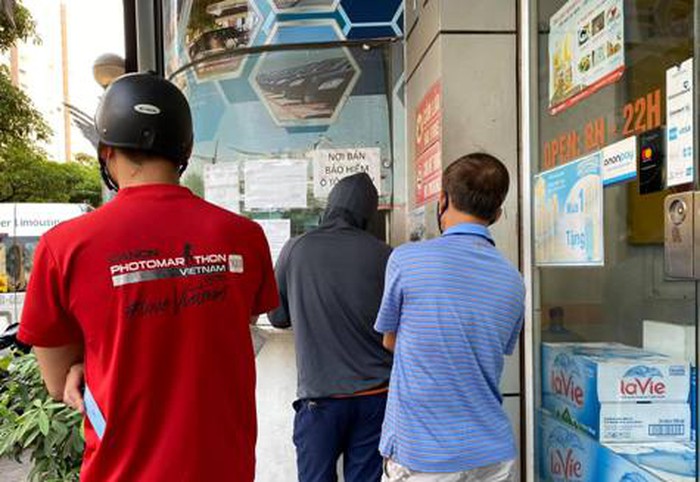 Người dân xếp hàng mua bảo hiểm bắt buộc đối với xe máy, ô tô