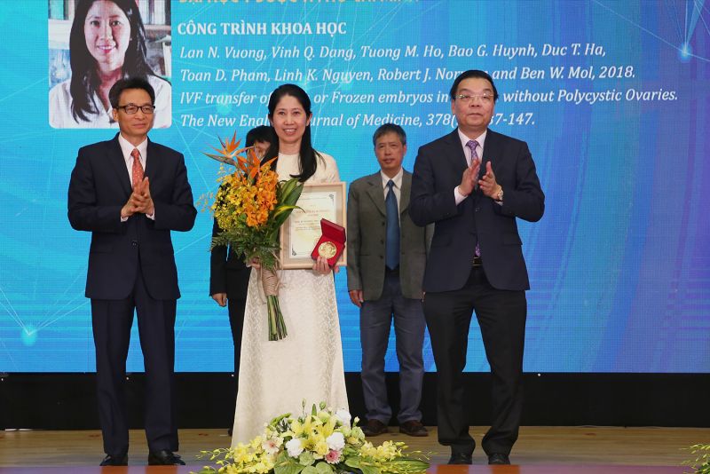 Phó Thủ tướng Vũ Đức Đam và Bộ trưởng Bộ Khoa học và Công nghệ Chu Ngọc Anh trao Giải thưởng Tạ Quang Bửu năm 2020 cho PGS.TS Vương Thị Ngọc Lan. Ảnh: VGP/Đình Nam