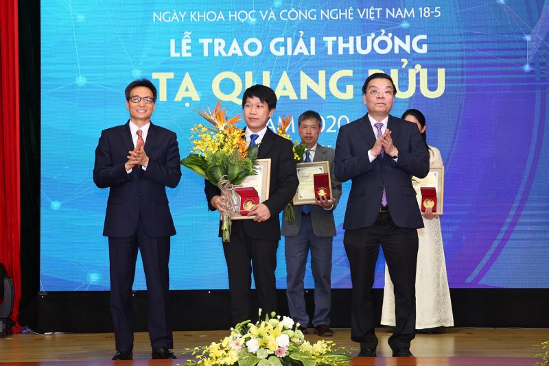 Phó Thủ tướng Vũ Đức Đam và Bộ trưởng Bộ Khoa học và Công nghệ Chu Ngọc Anh trao Giải thưởng Tạ Quang Bửu năm 2020 cho TS. Nguyễn Trương Thanh Hiếu. Ảnh: VGP/Đình Nam