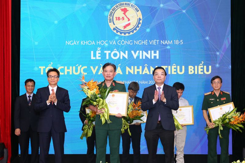 Phó Thủ tướng Vũ Đức Đam, Bộ trưởng Bộ Khoa học và Công nghệ Chu Ngọc Anh và các tổ chức, cá nhân tiêu biểu trong triển khai các nhiệm vụ nghiên cứu phục vụ công tác phòng, chống dịch COVID-19. Ảnh: VGP/Đình Nam