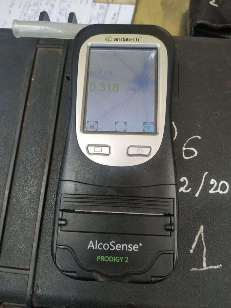 Nồng độ cồn đo của một tài xế ô tô. Với mức nồng độ cồn như thế này sẽ nằm trong khung từ trên 0.25 đến dưới 0.4 mg/lit khí thở, Theo quy định, người điều khiển xe ô tô sẽ bị xử phạt 17 triệu đồng, tước giấy phép lái xe từ 16 đến 18 tháng, tạm giữ xe 7 ngày