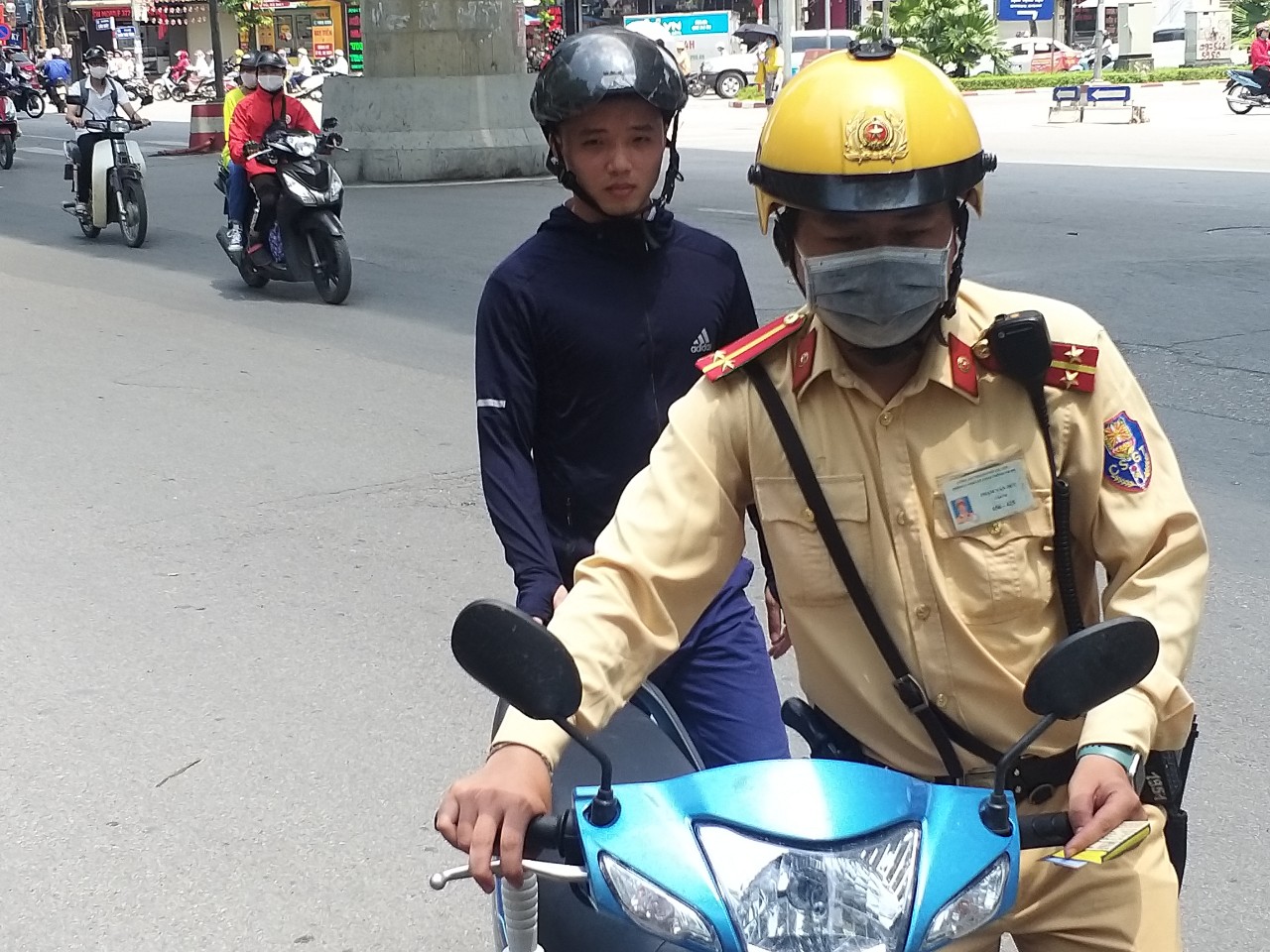 Thanh niên đi xe máy bị lực lượng chức năng yêu cầu kiểm tra tại nút giao thông Xuân Thủy – Trần Thái Tông, Cầu Giấy, Hà Nội
