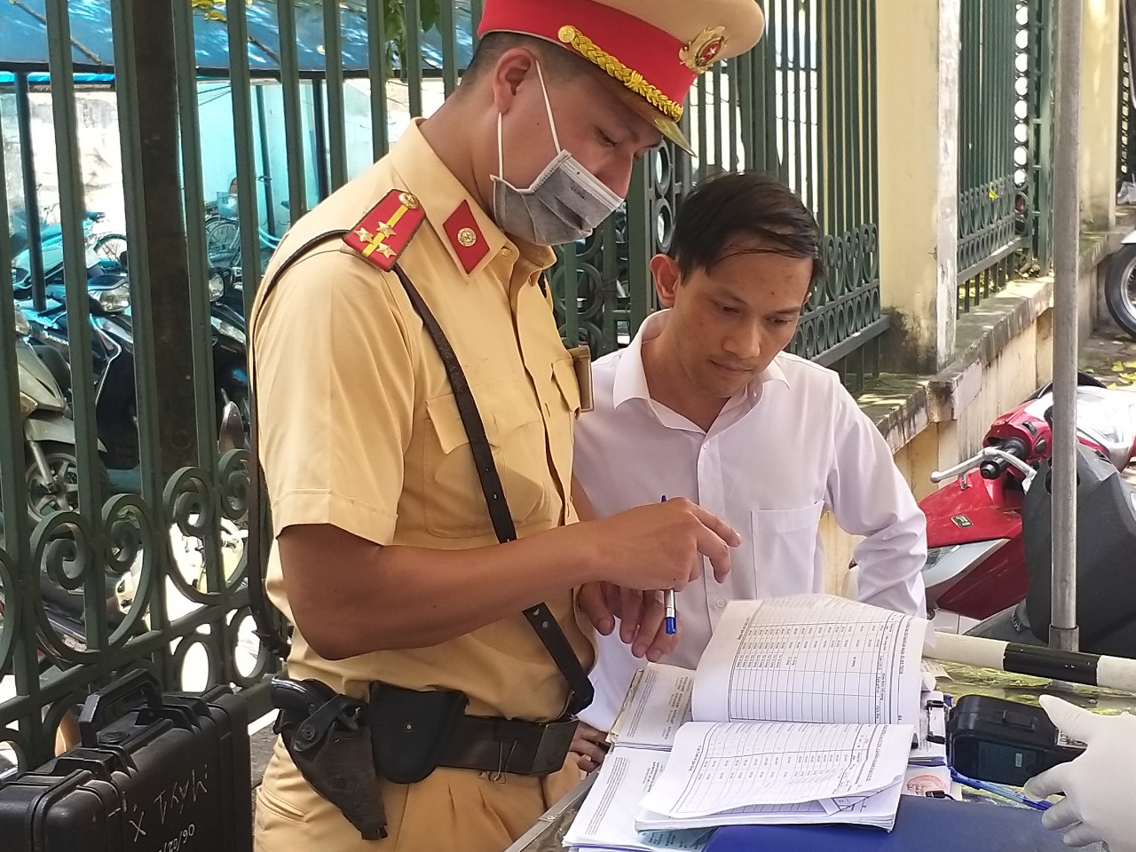 Đối tượng này vi phạm lỗi điều khiển xe moto trên đường và hơi thở có 0.244 mg/lit khí thở. Với mức nồng độ cồn này, đối tượng bị phạt 2.5 triệu đồng, giữ xe 07 ngày và tước lái xe trong 11 tháng