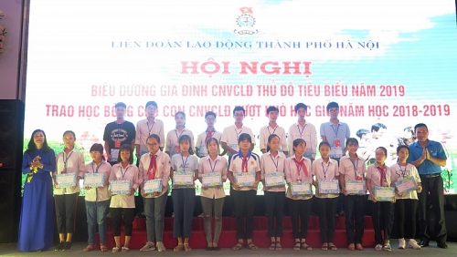 Phó Chủ tịch thường trực phụ trách Liên đoàn Lao động Thành phố Đặng Thị Phương Hoa trao học bổng cho con công nhân viên chức lao động vượt khó, học giỏi năm học 2018-2019.