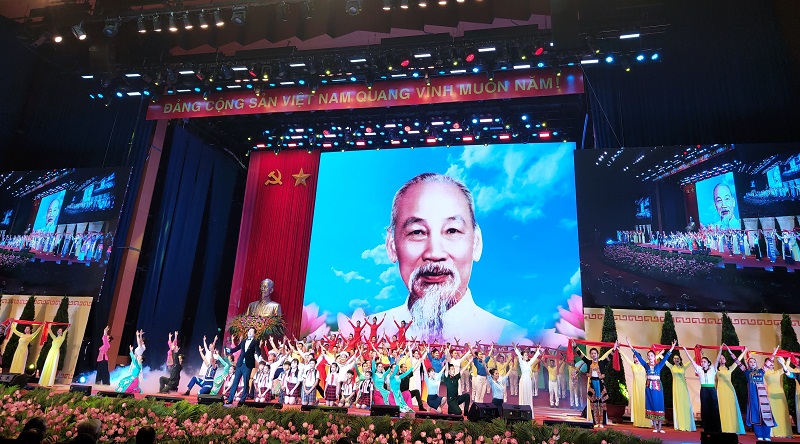 Chương trình nghệ thuật đặc biệt chào mừng được dàn dựng công phu, với các tiết mục lắng đọng, giàu cảm xúc ngợi ca công lao vĩ đại của Chủ tịch Hồ Chí Minh Chương trình nghệ thuật đặc biệt chào mừng được dàn dựng công phu, với các tiết mục lắng đọng, giàu cảm xúc ngợi ca công lao vĩ đại của Chủ tịch Hồ Chí Minh