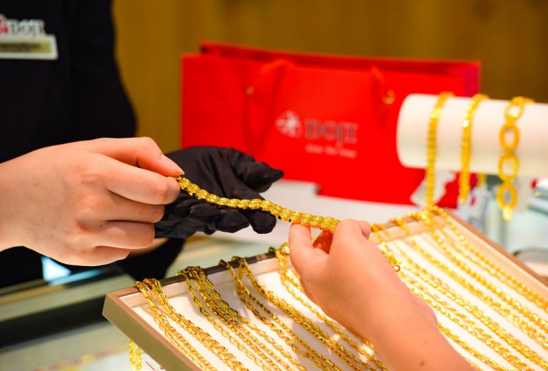 Giá vàng bật tăng mạnh, vượt mốc 49 triệu đồng/lượng