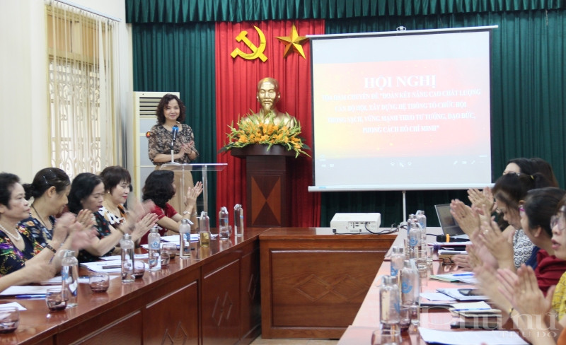 Chủ tịch Hội LHPN quận Ba Đình phát biểu khai mạc hội nghị. Chủ tịch Hội LHPN quận Ba Đình phát biểu khai mạc hội nghị.