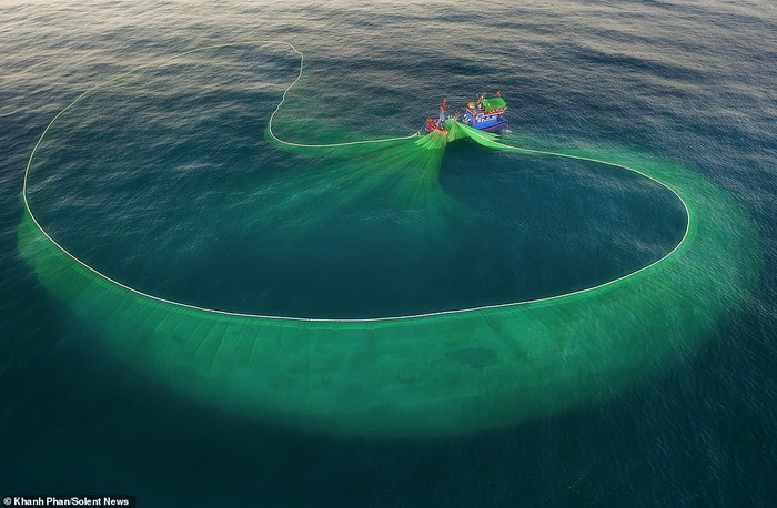 Một bức trong bộ ảnh chài lưới của nhiếp ảnh gia Khanash Phan.