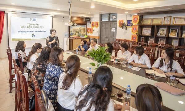 Ban giám hiệu và tổ chuyên môn trường tiểu học Ngôi sao Hà Nội nghiên cứu, lựa chọn SGK lớp 1 mới