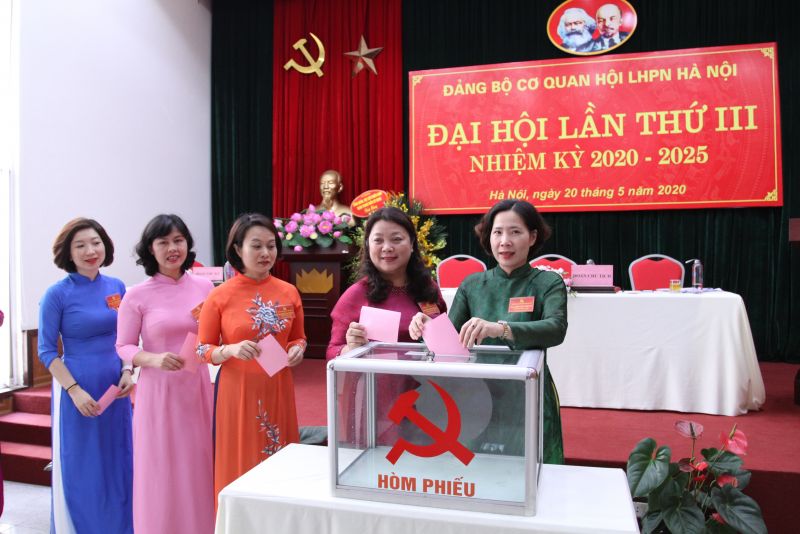 Các đồng chí lãnh đạo bỏ phiếu bầu Bí thư Đảng ủy nhiệm kỳ 2020-2025.