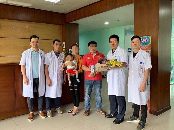 Gia đình cháu V.S.P tặng hoa vui mừng đón cháu khỏe mạnh chuẩn bị ra viện Gia đình cháu V.S.P tặng hoa vui mừng đón cháu khỏe mạnh chuẩn bị ra viện