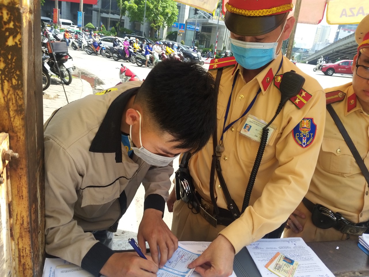 Nam thanh niên này vi phạm lỗi đội mũ bảo hiểm không cài quai, Bị phạt 250 ngàn đồng. Nam thanh niên này vi phạm lỗi đội mũ bảo hiểm không cài quai, Bị phạt 250 ngàn đồng.