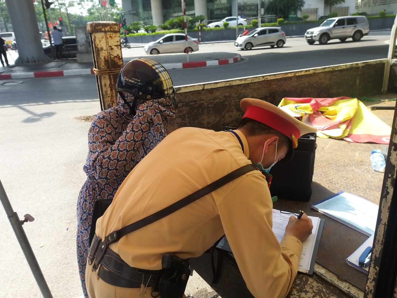 Người phụ nữ này vượt đèn đỏ, bị lập biên bản, tạm giữ giấy phép lái xe. Sau 7 ngày cơ quan chức năng sẽ ra quyết định xử phạt Người phụ nữ này vượt đèn đỏ, bị lập biên bản, tạm giữ giấy phép lái xe. Sau 7 ngày cơ quan chức năng sẽ ra quyết định xử phạt