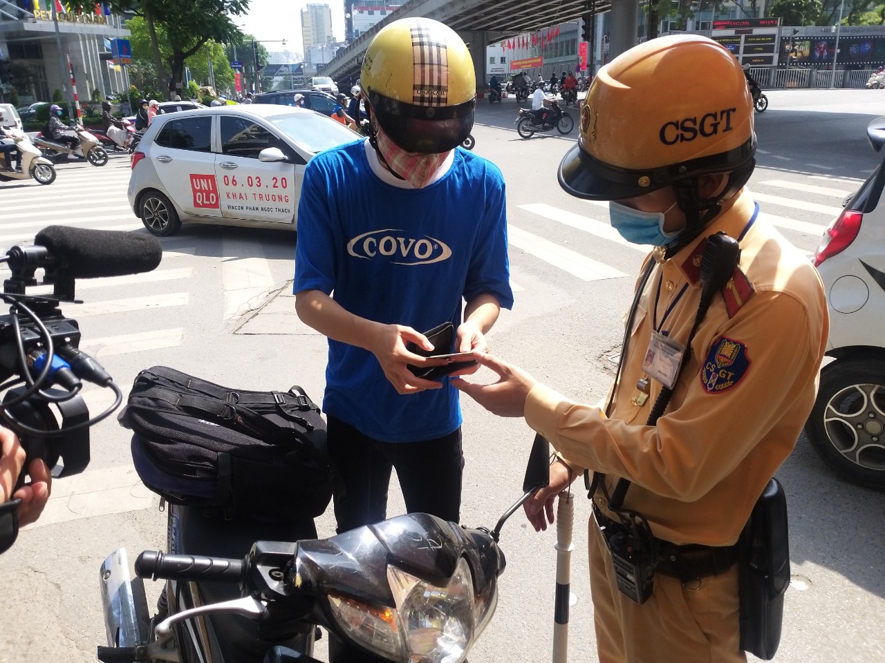 Thanh niên này vượt đèn đỏ, chưa xuất trình được giấy phép lái xe, lập biên bản và tạm giữ phương tiện, phạt 800 ngàn đồng, tước quyền sử dụng giấy phép lái xe trong 2 tháng. Sau 7 ngày nếu mang được bằng lái xe đến cơ quan chức năng thì được lấy xe về Thanh niên này vượt đèn đỏ, chưa xuất trình được giấy phép lái xe, lập biên bản và tạm giữ phương tiện, phạt 800 ngàn đồng, tước quyền sử dụng giấy phép lái xe trong 2 tháng. Sau 7 ngày nếu mang được bằng lái xe đến cơ quan chức năng thì được lấy xe về