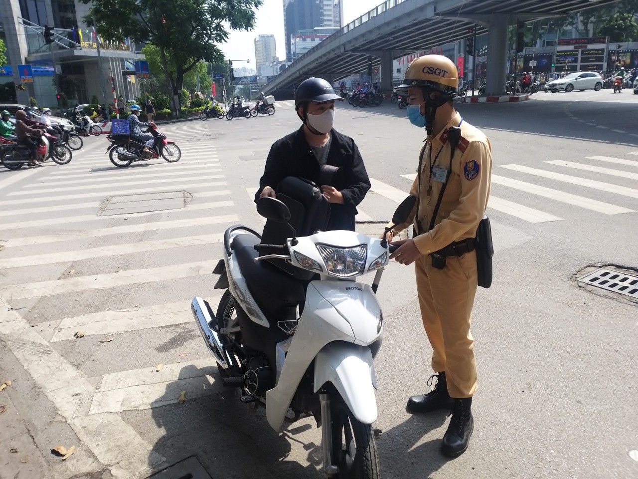 Thanh niên này đi ngược chiều bị lập biên bản, tạm giữ bằng lái và tước quyền sử dụng giấy phép lái xe trong 2 tháng, phạt 1.5 triệu đồng Thanh niên này đi ngược chiều bị lập biên bản, tạm giữ bằng lái và tước quyền sử dụng giấy phép lái xe trong 2 tháng, phạt 1.5 triệu đồng
