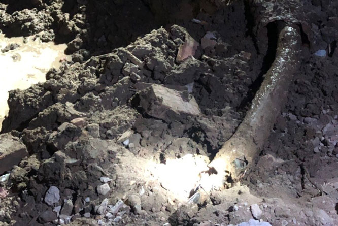 Tuyến cáp bị ép cừ gây hư hỏng.