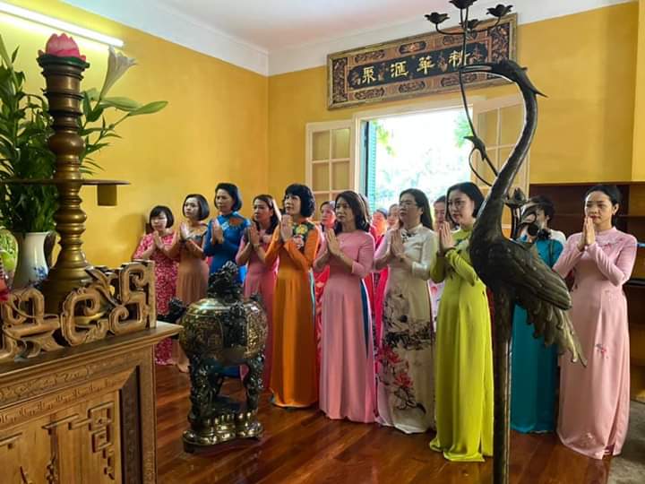 Với tấm lòng thành kính và biết ơn vô hạn trước anh linh Chủ tịch Hồ Chí Minh, “người cha thân yêu của lực lượng vũ trang”,  cán bộ, đoàn viên, phụ nữ lực lượng vũ trang tỉnh đã thắp nén nhang tưởng nhớ