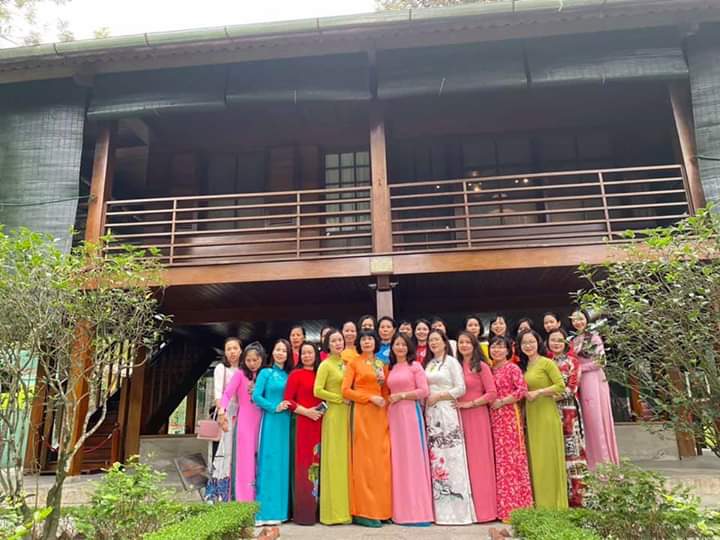 Đoàn Hội LHPN quận thăm quan Nhà sàn Bác Hồ