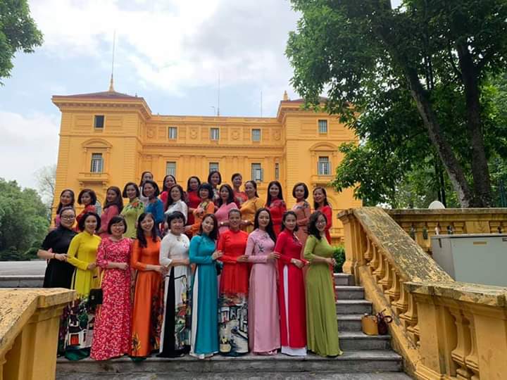 Sau Lễ dâng hương, Đoàn đã đến thăm khu di tích Nhà sàn, nhà 54, nhà 67 nơi gắn bó với Người cho tới khi qua đời và đây cũng là nơi diễn ra nhiều cuộc họp quan trọng cảu Bác với Bộ Chính trị và các vị lãnh đạo, nơi Bác đã thực hiện ký nhiều sắc lệnh và quyết định quan trọng của cuộc cách mạng Việt Nam.