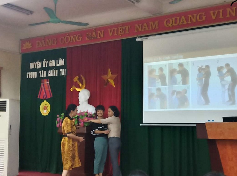 Các học viên được thực hành hướng dẫn giải quyết các vụ việc liên quan đến phụ nữ, trẻ em