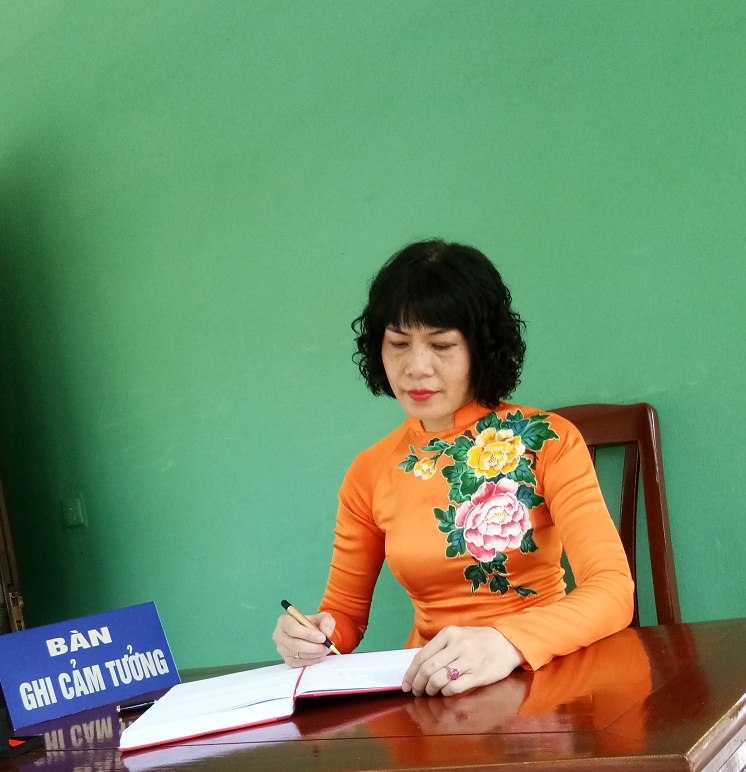 Tại Lễ dân hương, đồng chí Trịnh Thị Huệ- Chủ tịch Hội LHPN quận đã thay mặt đoàn viết những dòng cảm tưởng và xin hứa các cấp Hội LHPN quận Hoàn Kiếm nguyện suốt đời học tập và làm theo tư tưởng, đạo đức, phong cách Hồ Chí Minh.