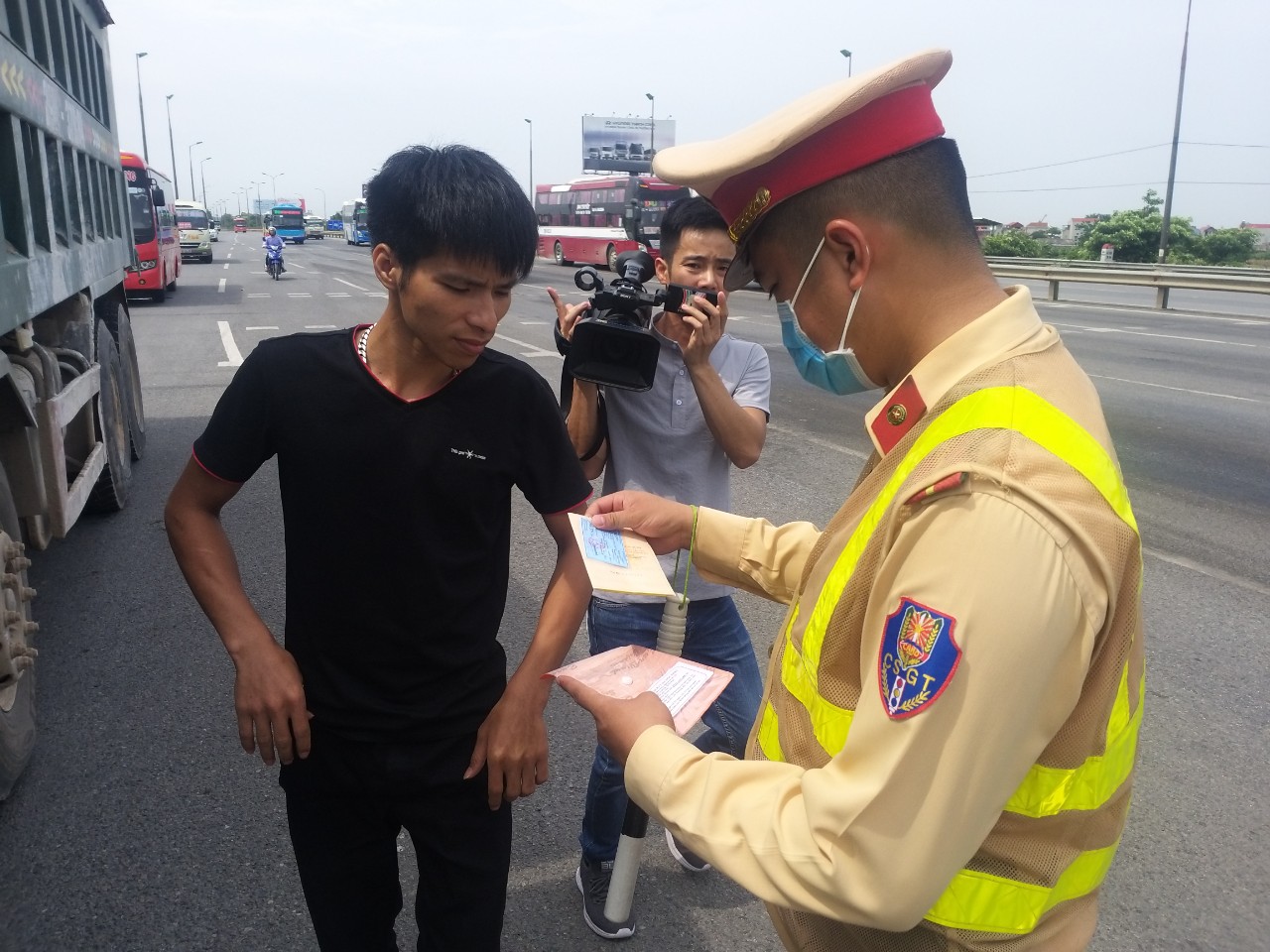 Tài xế xe khách vi phạm lỗi đón trả khách sai quy định, bị phạt 1.5 triệu đồng, tước bằng lái xe từ 1 đến 3 tháng Tài xế xe khách vi phạm lỗi đón trả khách sai quy định, bị phạt 1.5 triệu đồng, tước bằng lái xe từ 1 đến 3 tháng